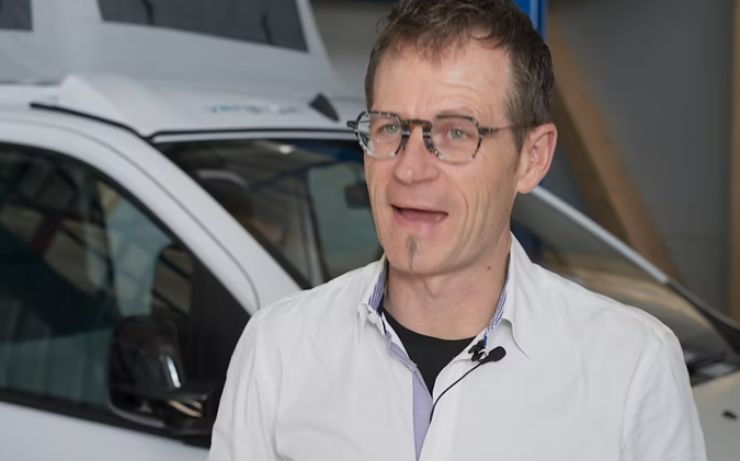 Pössl Center Metzingen – Standbild eines sprechenden Mannes mit Brille und weißem Hemd